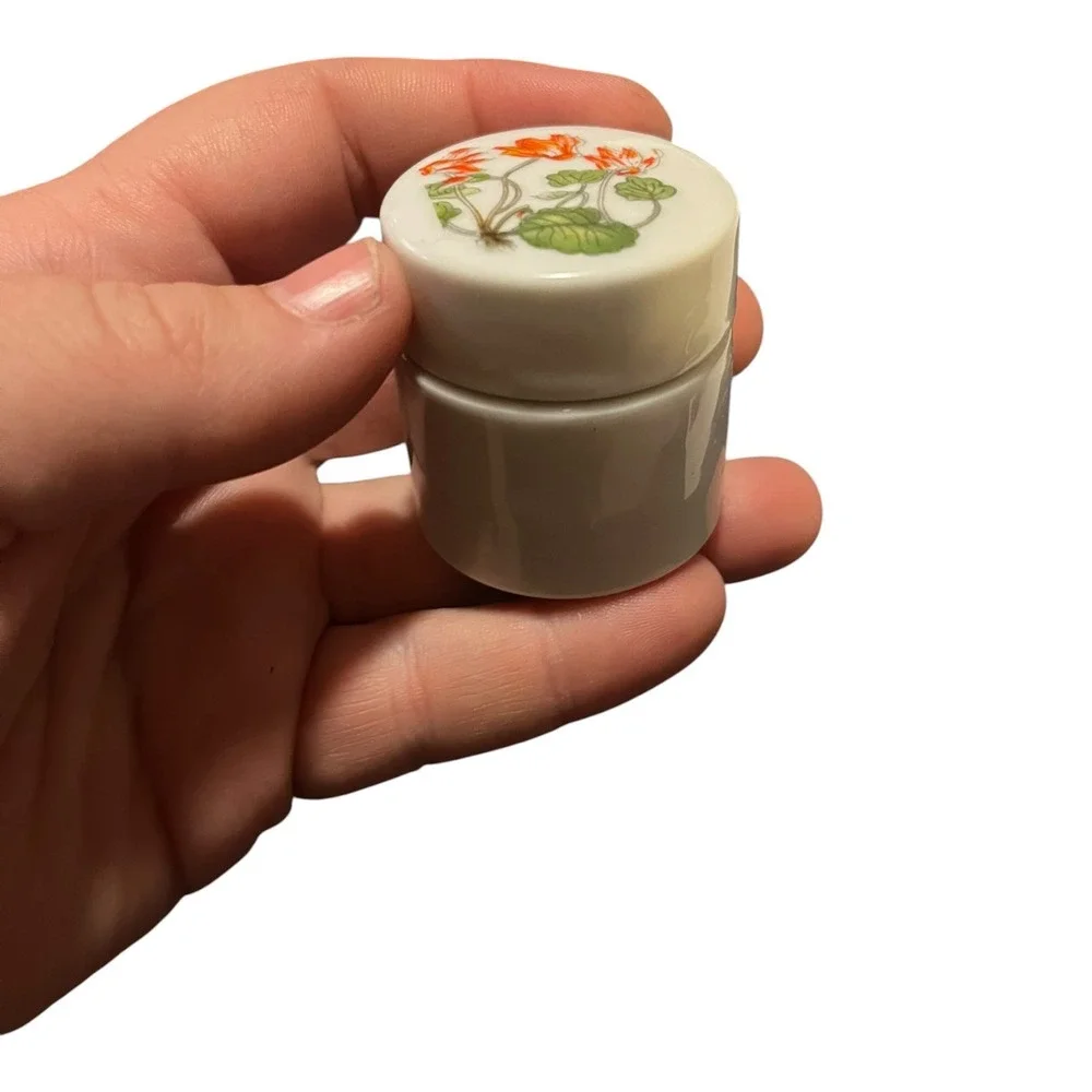 Takahashi San Francisco Vintage Porcelain Pill Box Floral White‎ Made in Japan